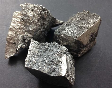  Dysprosium: Een magnetische metaalreus voor de toekomst van technologie!